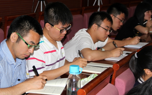 培训学员认真记笔记-001 培训学员认真记笔记-001